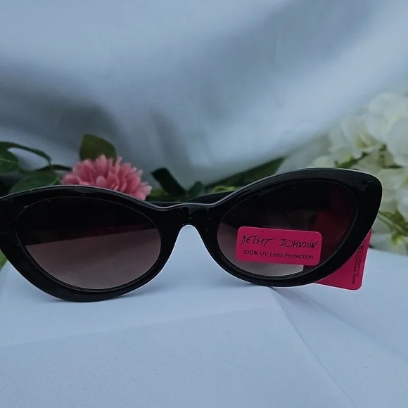 NWT BLACK BETSEY JOHNSON CAT EYE SUNGLASSES - Picture 2 of 4